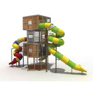 Parco giochi per torre da arrampicata con scivolo in giardino