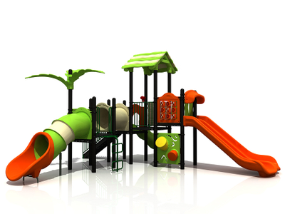 Set da gioco con scivolo per parco giochi all'aperto per bambini in foresta verde per bambini in età prescolare